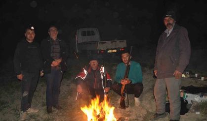 Çiftçiler ellerinde tüfeklerle domuz nöbeti tutuyor