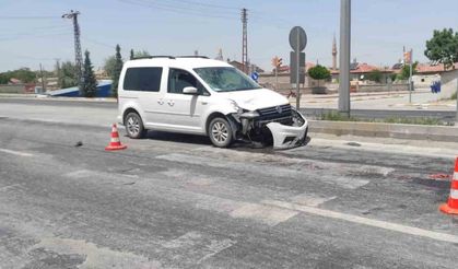 Hafif ticari araç elektrikli bisikletle çarpıştı: 2 yaralı