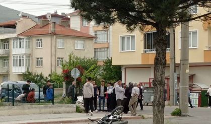 Hafif ticari araç ile motosiklet çarpıştı: 3 yaralı