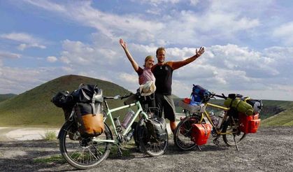 İsviçreli çift bisikletle Meke Gölü’ne ulaştı